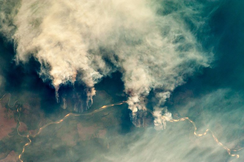 Die Oberfläche einer rauchenden Landschaft aus der Vogelperspektive.