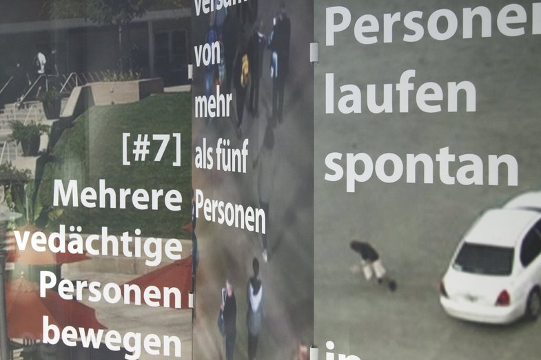 Three different pictures partly diagonally next to each other. They are different street shots. A different text excerpt is printed on each of the pictures, including "Mehrere verdächtige Personen bewegen".