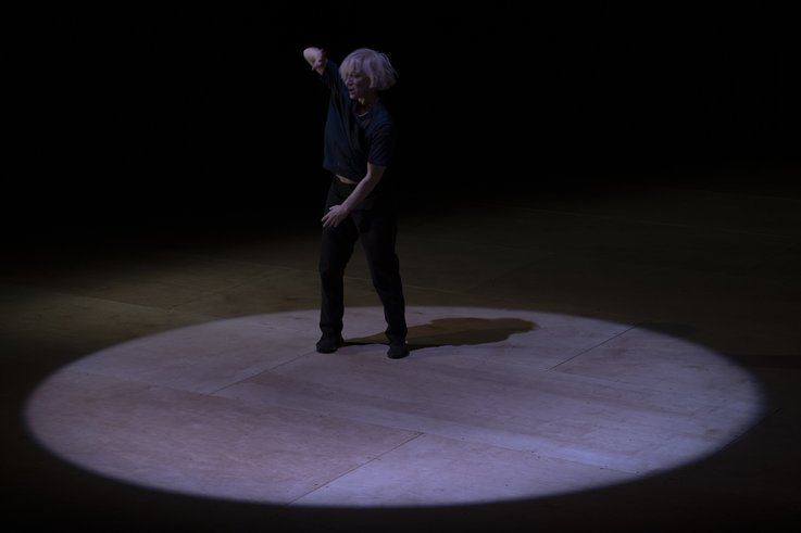 Meg Stuart tanzt im Scheinwerferlicht
