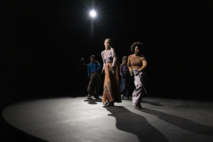 5 Menschen tanzen auf die Kamera zu.