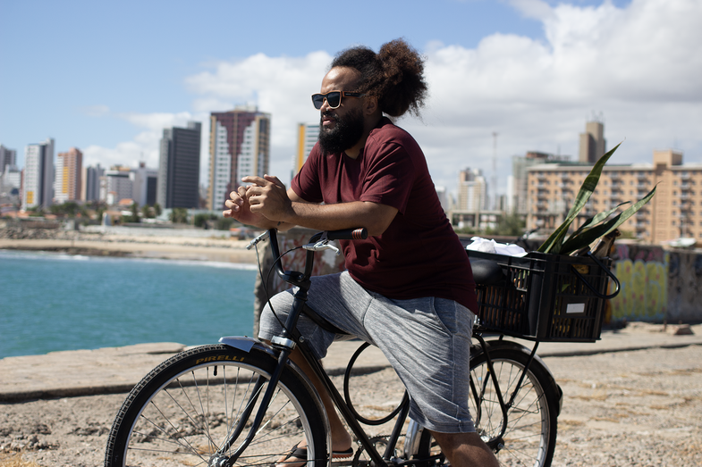 Photograph of Wellington Gadelha on a bicycle.