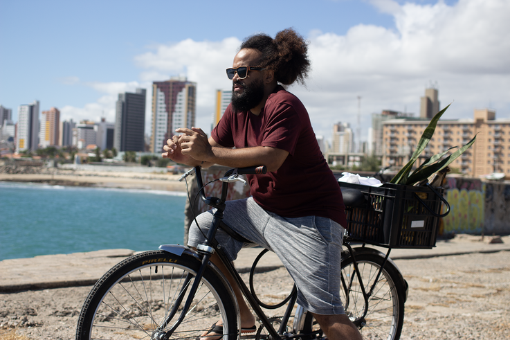 Photograph of Wellington Gadelha on a bicycle.