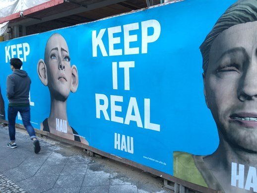 Großplakat mit Avatar-Gesichtern und dem Schriftzug Keep it real