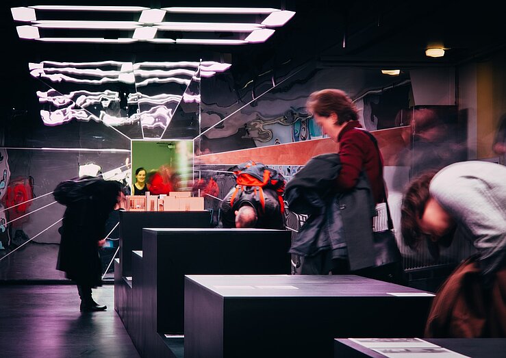 Installationen zu "Situation Rooms", Drohnen-App, Waffen