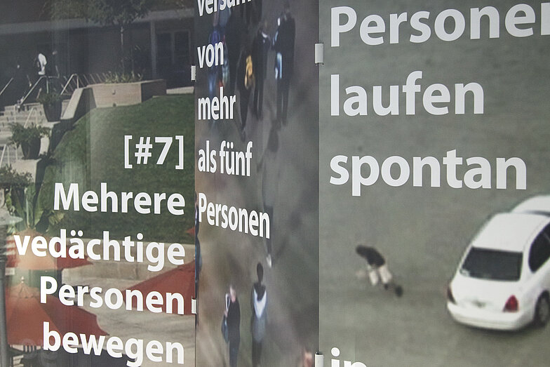 Three different pictures partly diagonally next to each other. They are different street shots. A different text excerpt is printed on each of the pictures, including "Mehrere verdächtige Personen bewegen".