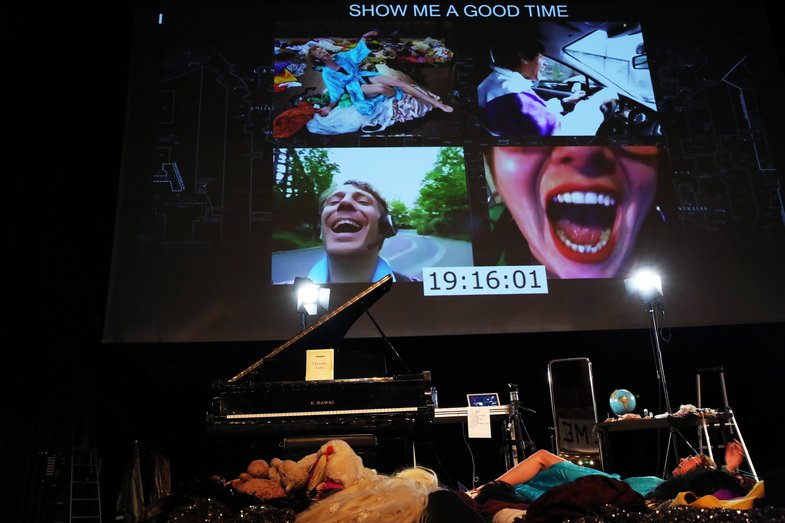 Auf einer Leinwand sind vier verschiedene Videos zu sehen mit der Überschrift „Show me a good time“. 